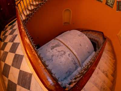 Ponendo lo sguardo verso il basso ecco apparire la famosa galleria, di cui � riconoscibile la parte superiore. � completamente in cemento e contrasta visibilmente con la raffinatezza dell�ambiente circostante